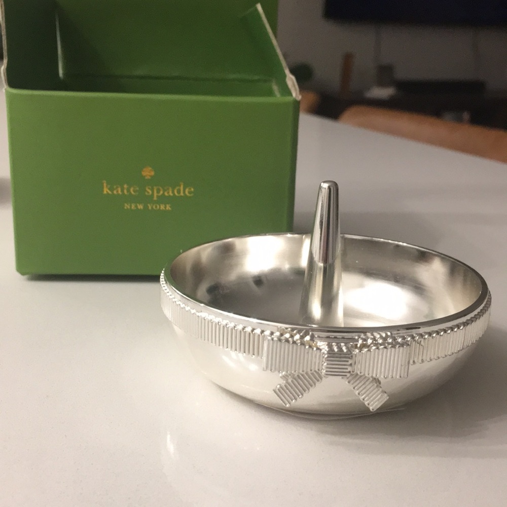 Lenox ring holder